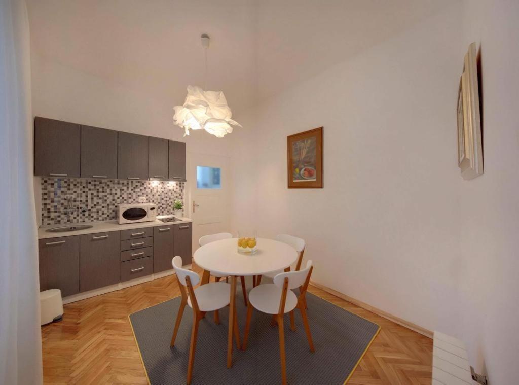 Square 12 Osijek Appartement Buitenkant foto